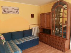 Le MarmoreAppartamento Cascate delle Marmore的客厅配有蓝色的沙发和橱柜。