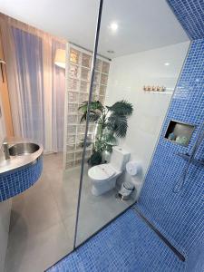 阿尔啼阿尔特阿福奈特旅馆的浴室设有卫生间和蓝色瓷砖淋浴。