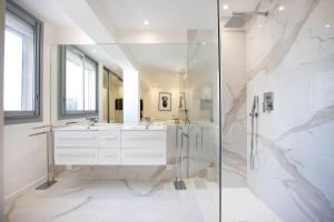 戛纳Agence des Résidences - Appartements privés du 45 CROISETTE- Prestige的一间带两个盥洗盆和淋浴的浴室
