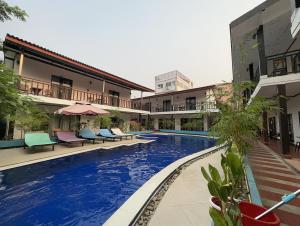 万荣Confetti Garden Resort的庭院中设有游泳池的酒店