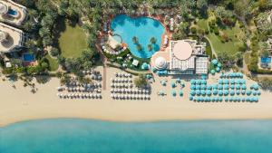 迪拜凯宾斯基棕榈朱梅拉酒店的享有度假村和海滩的空中景致