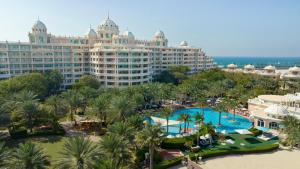 迪拜凯宾斯基棕榈朱梅拉酒店的享有带游泳池的度假村的空中景致