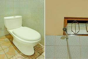 玛琅SPOT ON 92450 Homestay Simpang Panji Suroso Syariah的一间带卫生间和淋浴喷头的浴室