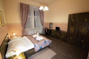 布拉格维克多酒店的酒店客房设有床和窗户。