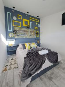 科伊艾科okeyloft Coyhaique 1的一间卧室配有一张蓝色和黄色墙壁的床