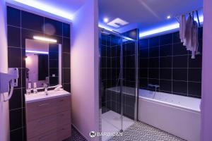 维拉尔雷东布Barbican的带浴缸、水槽和淋浴的浴室