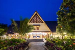 Maratua AtollSienna Resort的通往夜晚的通道
