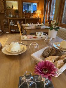 坦嫩基什Le Manoir des Sens - Forêt de Bergheim的一间用餐室,配有一张带食物盘的桌子