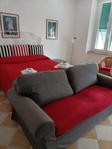 萨沃纳Darsena Apartments的一间卧室配有一张带红色毯子的床