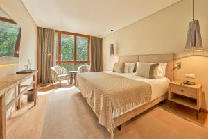 圣达塞拉塞拉高尔夫波尔图湾度假酒店的一间卧室配有一张床和一张书桌