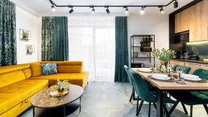 斯克拉斯卡波伦巴Apartamenty Good Time - Stone Hill IV的客厅配有黄色的沙发和桌子
