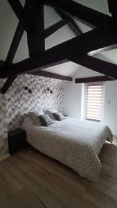 萨尔拉拉卡内达Maison T4 a 6 minutes à pieds de Sarlat的一间卧室配有一张床,铺有木地板