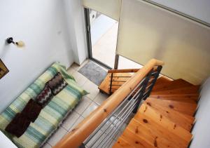 拉纳卡Marina Apartment 4的带两张双层床和楼梯的客房