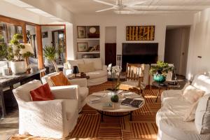 何塞伊格纳西奥拉波萨达德尔法鲁酒店的客厅配有白色家具和桌子