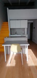 ValdirameLOGHINO Lombardo的客房内的白色桌子和黄色椅子