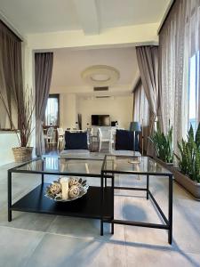 佛罗伦萨法兰奇酒店的客厅配有玻璃咖啡桌