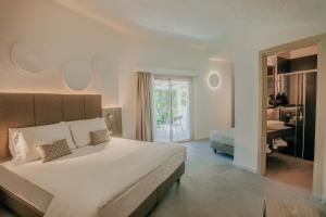 圣特奥多罗AMASEA Resort的一间带大床的卧室和一间浴室