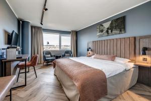 奥斯陆安克尔酒店的酒店客房设有一张大床和一张书桌。