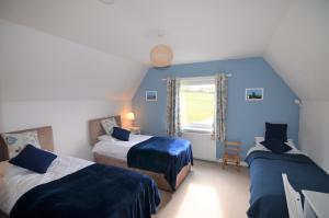 卡斯尔敦Aurora Bed & Breakfast的一间卧室设有两张床和窗户。