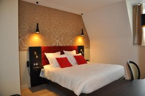 莱蓬德塞三地酒店的卧室配有带红色枕头的大型白色床