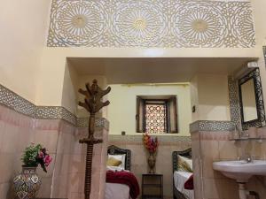 马拉喀什多加住宿加早餐旅馆的客房内的浴室设有床和水槽