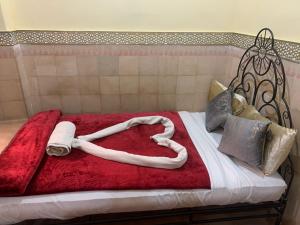 马拉喀什多加住宿加早餐旅馆的毛巾制成的心床