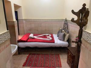 马拉喀什多加住宿加早餐旅馆的客房设有带浴缸和浴缸的床。