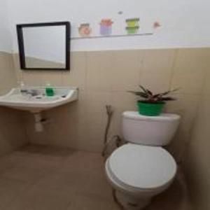 SukobumiBrak Homestay的浴室配有白色卫生间和盥洗盆。