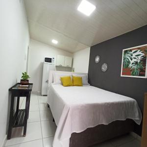 库亚巴Temporada Cuiabana的一间卧室配有一张带黄色枕头的大床