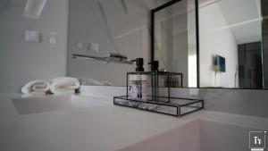 阿纳迪亚Quinta das Donas的浴室设有镜子和白色水槽