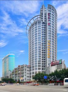 广州Paco Hotel Tuanyida Metro Guangzhou -Free ShuttleBus for Canton Fair的一座高大的建筑,上面有过山车