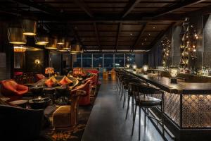 迈阿密EAST Miami Residences的餐厅内带桌椅的酒吧