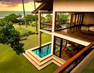 尼甘布Wattura Resort & Spa的享有带游泳池的房屋的空中景致
