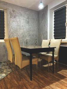 Filezja的一间用餐室,配有黑色的桌子和椅子