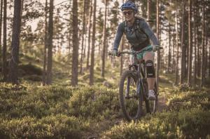 凯于庞厄尔Nedre Amla Fjord Apartment的骑着自行车在树林里走的人
