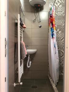 萨拉热窝Miki的一间带水槽和卫生间的小浴室