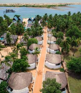 卡尔皮蒂耶The Blue Lagoon Resort Kalpitiya的享有度假胜地的空中景致,设有许多茅草小屋