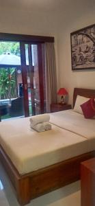 PesanggaranD&D homestay的一间卧室设有两张床和窗户。