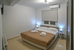 科林瓦里奥A & G Apartments的一间卧室配有一张床,上面有两条毛巾