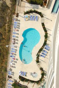 默特尔比奇沙滩度假酒店的享有度假村游泳池的空中景致