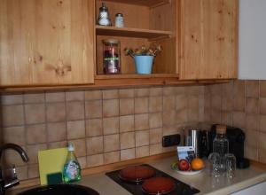 加尔米施-帕滕基兴Apartment Pfanzelter的厨房配有木制橱柜和台面