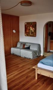 加尔米施-帕滕基兴Apartment Pfanzelter的一间卧室设有两张床,铺有木地板