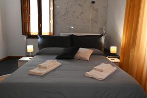 科森扎Palace Eight - Suites & Spa的一间卧室配有一张床,上面有两条毛巾