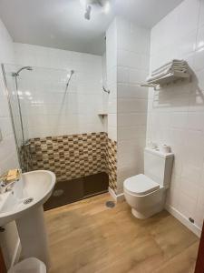 费罗尔Hostal La Frontera的浴室配有卫生间、盥洗盆和淋浴。