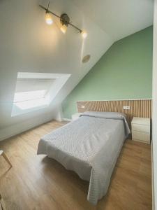 费罗尔Hostal La Frontera的一间设有床铺的卧室,位于一个拥有绿色墙壁的房间