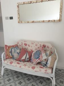 法维尼亚纳Dimora Quattro Vanelle的客厅配有带枕头的沙发。