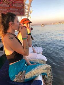 卢克索努尔萨尔瓦多巴拉德酒店的两个女人坐在水中的船上