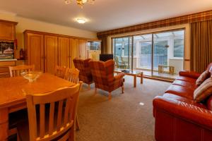 金洛赫兰诺赫Loch Rannoch Highland Club的客厅配有桌子和沙发