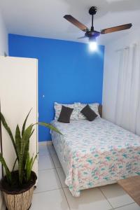 库亚巴Temporada Cuiabana的蓝色卧室配有床和吊扇