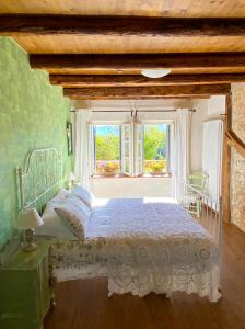 SospiroloCasa delle Arti Fattoria dei fiori的一间卧室设有一张床和一个窗口